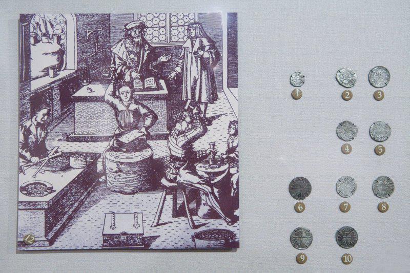 Sākotnēji monētas kala no... Autors: korvete Nauda un vērtības - (papildināts)
