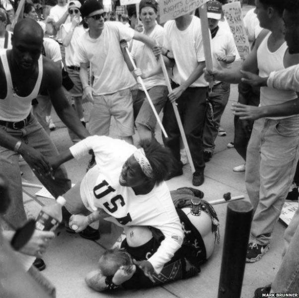 Melnā sieviete aizstāv rasistu... Autors: theFOUR Vēsture bildēs - 4. daļa.