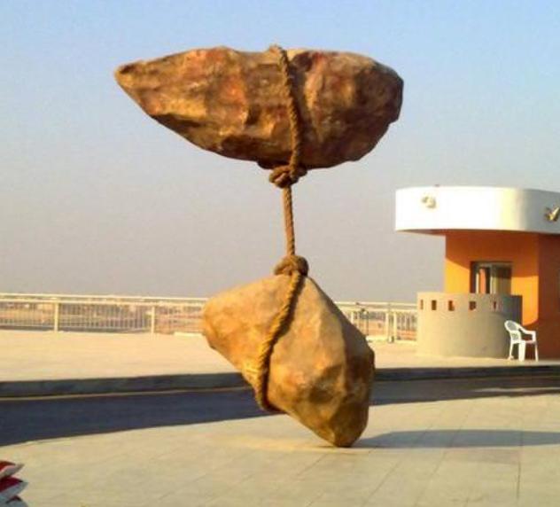 Lidojoscarono akmeņu skulptūra... Autors: theFOUR 9 skulptūras, kas nepakļaujas fizikas likumiem.