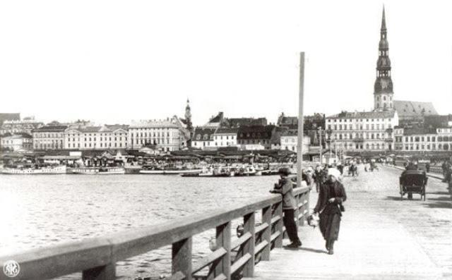 Pontonu tilts pāri Daugavai Autors: slepkavnieciskais Vietas un lietas kuras vairs Rīgā neatradīsi.