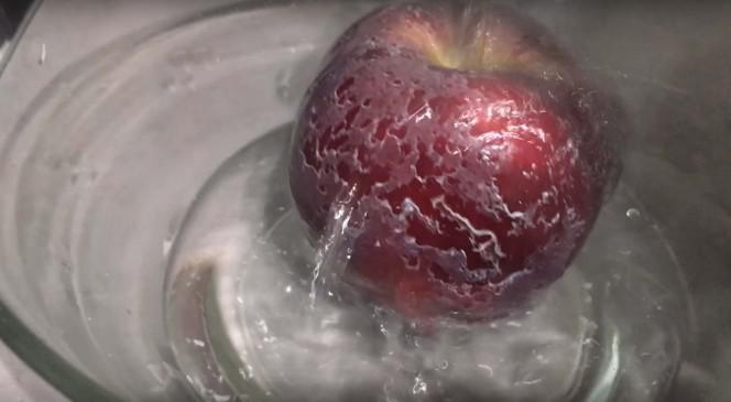 Vasku izmanto lai pasargātu... Autors: rukšukskrienam Kas notiek, kad Tu uzlej karstu ūdeni uz veikala āboliem?