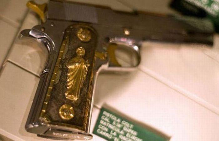 Mājā bija pāris tādu ieroču Autors: 2016 Tu neticēsi, ko policija atrada meksikāņu mafijas bosa mājā!