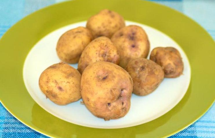 Apcepam arī kartupeļus  Uvi ... Autors: Bezvārdis Ko Madagaskaras iedzīvotāji ēd par 1 dolāru?