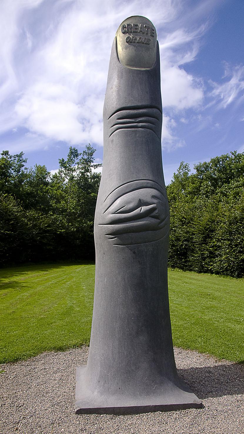 Tālāk no zemes izslejas milzu... Autors: ezkins Skulptūru dārzs Īrijā, kurš izmainīs Tavu dzīvi
