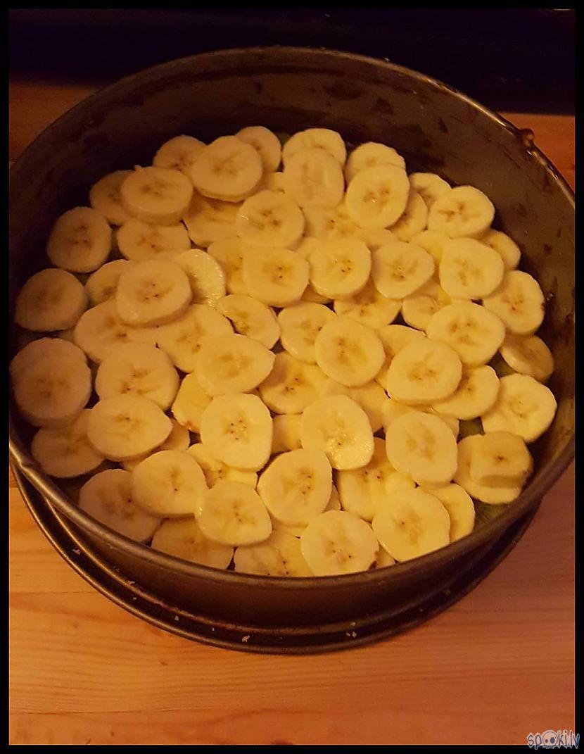 Tad banānus sagriežam ripiņās... Autors: Eguciiiite Gandrīz Banofee kūka