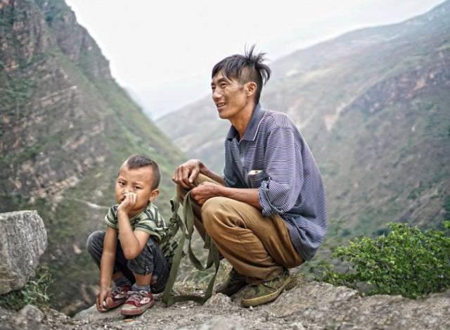 Pieauguscaronajiem kuriem jau... Autors: im mad cuz u bad Bērniem no Ķīnas ciemata jārāpjas kalnā, lai nokļūtu no skolas mājās