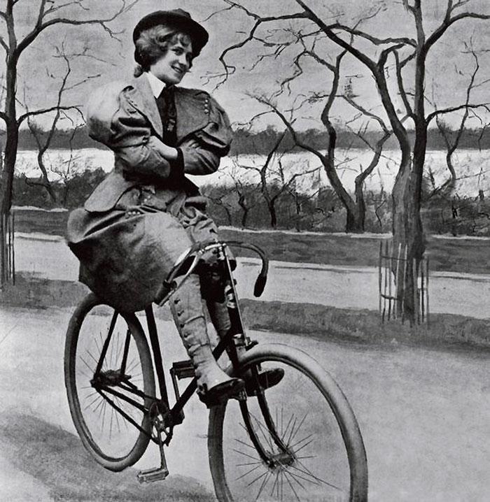 Sieviete pārvietojas ar... Autors: KALENS Reti viktoriāņu foto, kas pierāda, ka viņi nebija tik nopietni, kā Tev likās!