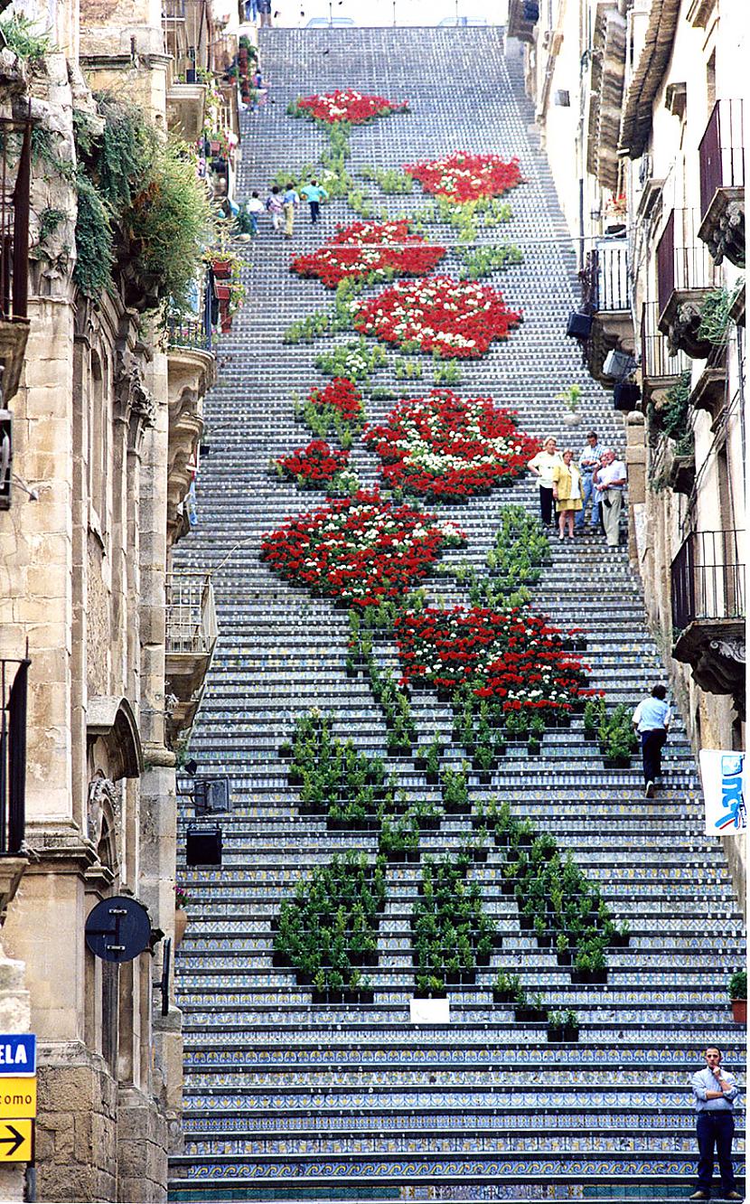 SicīlijaItālija Autors: BlackBetty88 Izdaiļotas kāpnes. Ielu māksla.