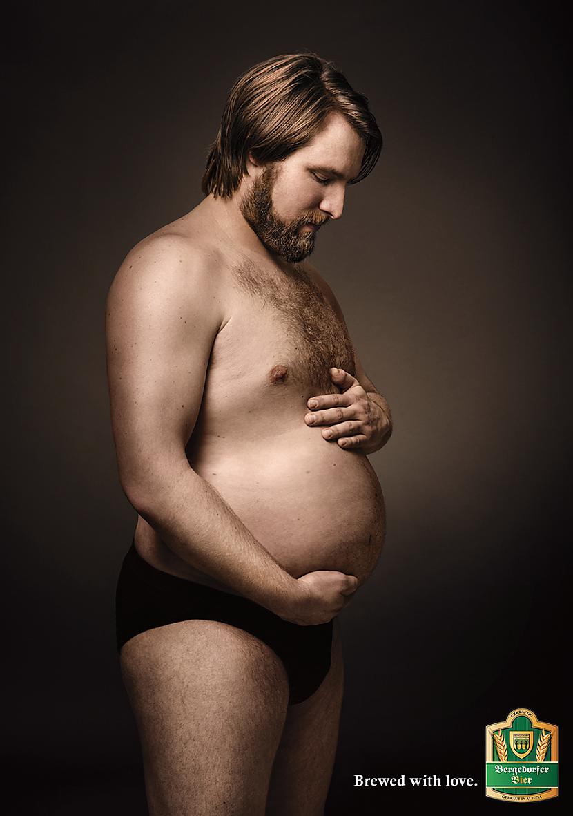 Kā jau zināms tad internetu... Autors: matilde Vācu alus reklāmā redzami vīrieši, kuri savus alus vēderus tur kā grūtnieces