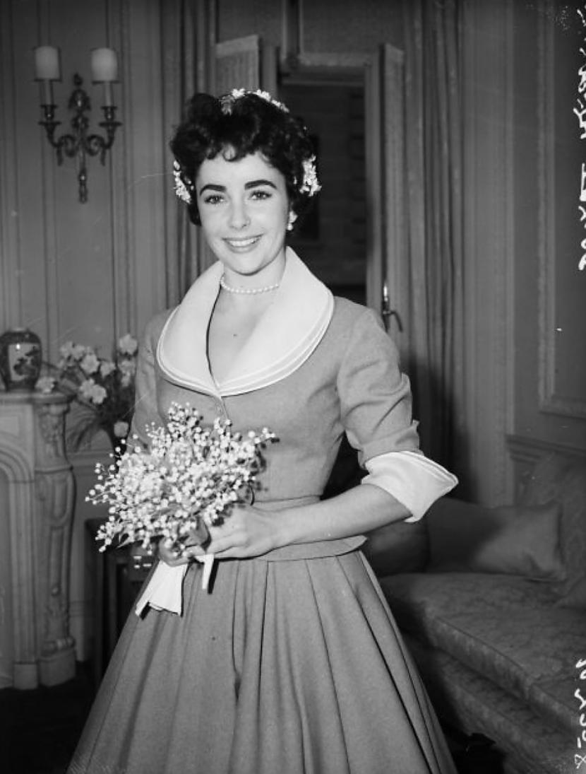 1952 Elizabete TeiloreLai ari... Autors: Volāns Unikālākās un skandalozākās slavenību kāzu kleitas