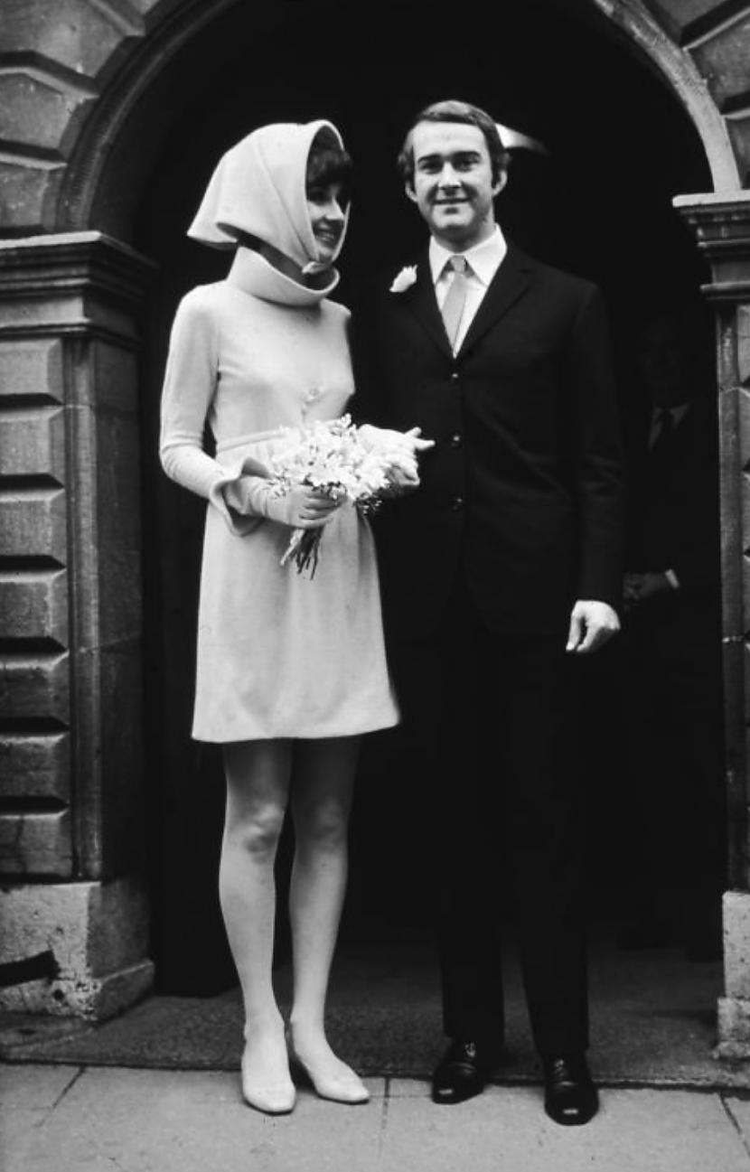 1969 Odrija HepbērnaŅemot vērā... Autors: Volāns Unikālākās un skandalozākās slavenību kāzu kleitas
