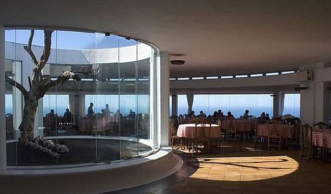 Ierīkojot scarono restorānu... Autors: Volāns Restorāns, kas atrodas bīstama vulkāna virsotnē