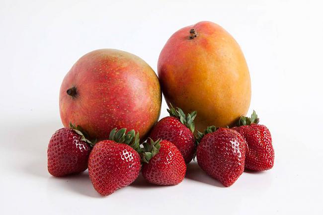 Mango un zemenes satur vairāk... Autors: Fosilija Fakti par augļiem