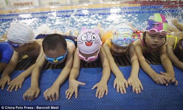 Jaunie ķīniescaronu peldētāji... Autors: Geimeris ĶĪNA: olimpieši caur asarām.