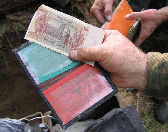 Atrastas arī militārās pases... Autors: Geimeris Krievs atrod nacistu dārgumu lādi!