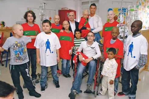 Ronaldo kopā ar bērniem kuri... Autors: Kangarusta Cristiano Ronaldo ziedo 60 000 Eur