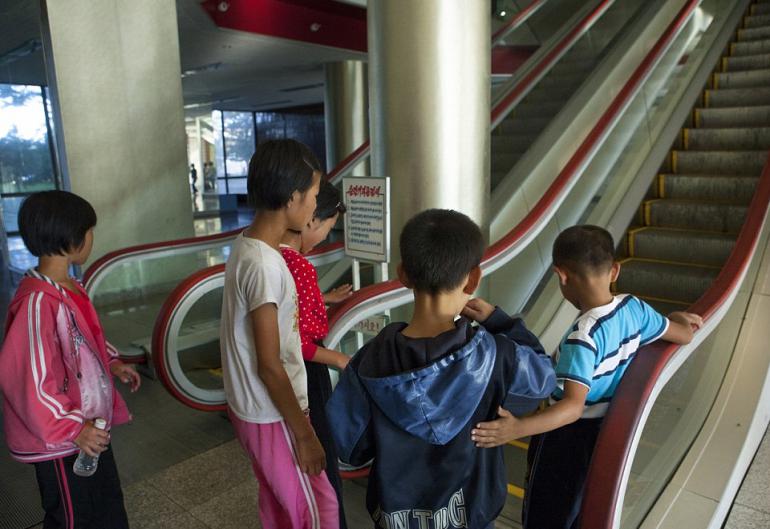 Arī eskalatori biedē bērnus... Autors: zeminem 28 bildes, kas nedrīkstēja nonākt ārpus Ziemeļkorejas.