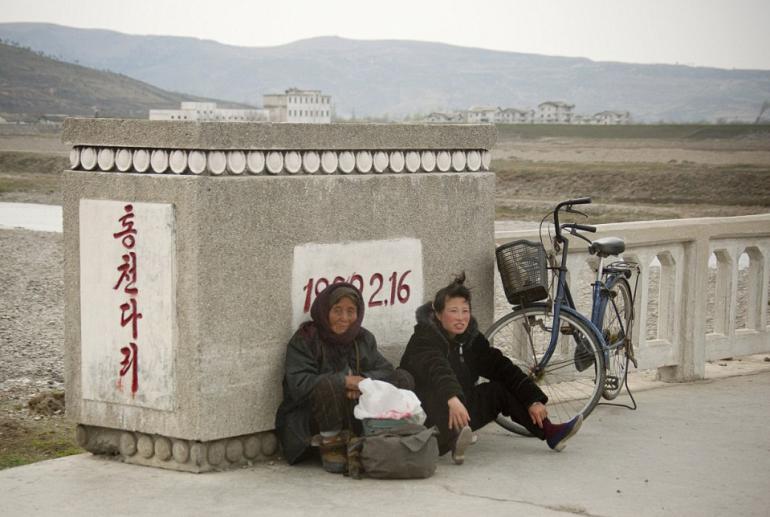 Dažkārt iedzīvotāji apstājas... Autors: zeminem 28 bildes, kas nedrīkstēja nonākt ārpus Ziemeļkorejas.