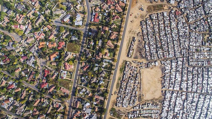  Autors: MrLatviskais Drons nofotografē Keiptaunas zonas, kur dalās pilsētas bagātā un nabadzīgā daļa