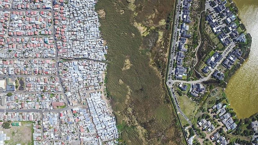 Dažas scaronīs pārbagātās... Autors: MrLatviskais Drons nofotografē Keiptaunas zonas, kur dalās pilsētas bagātā un nabadzīgā daļa