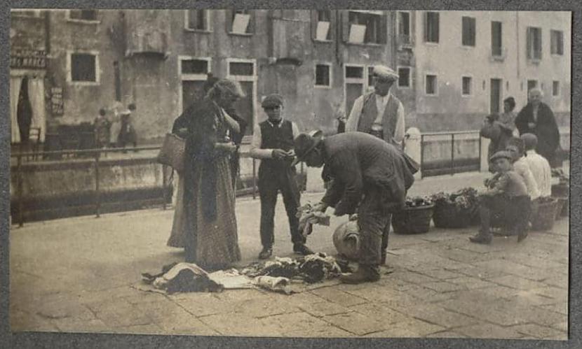 Ielas tirgoņu preču uzbāzīgais... Autors: Lestets Venēcija - vēl tūristu nesabojāta