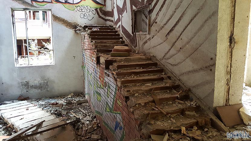 Kāpnes uz nekurieni Autors: WhatDoesTheFoxSay Pamestība Jūrmalā.