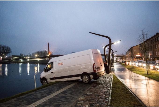  Autors:  Bicycle Traveler  Kopā ar mašīnu brauc peldēties.