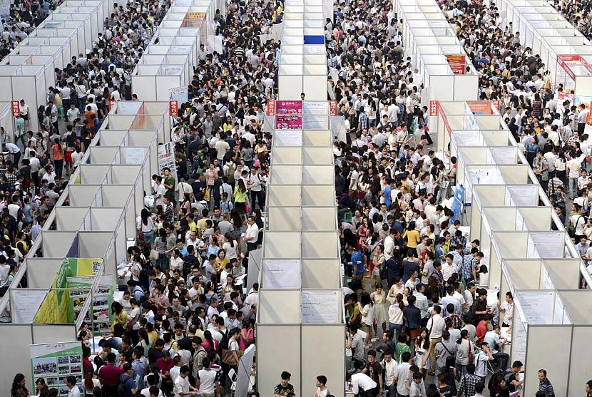 Tūkstoscaroniem cilvēku lasa... Autors: matilde 23 bildes, kas parāda to, cik pārapdzīvota ir Ķīna