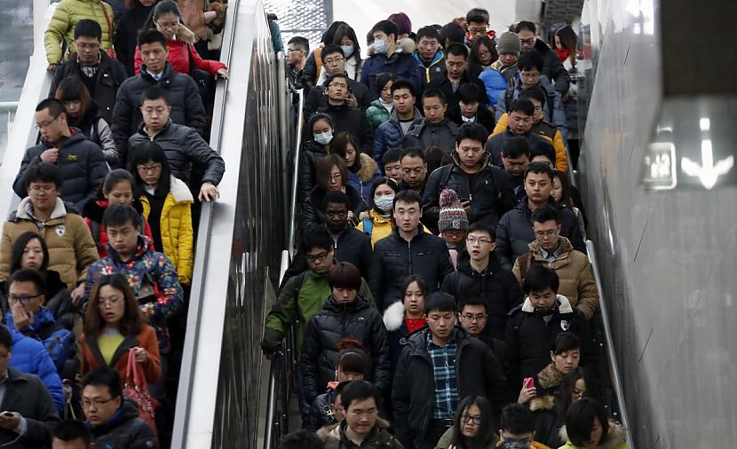 Cilvēku pūlis izmanto kāpnes... Autors: matilde 23 bildes, kas parāda to, cik pārapdzīvota ir Ķīna