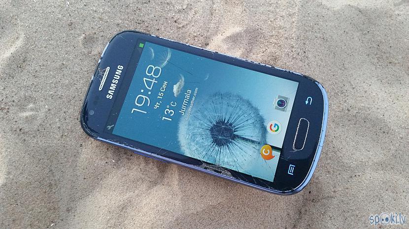 izrādījās ka maisiņā telefons... Autors: pyrathe Dažas pastaigas pa pludmali ar metāla detektoru (septembris)