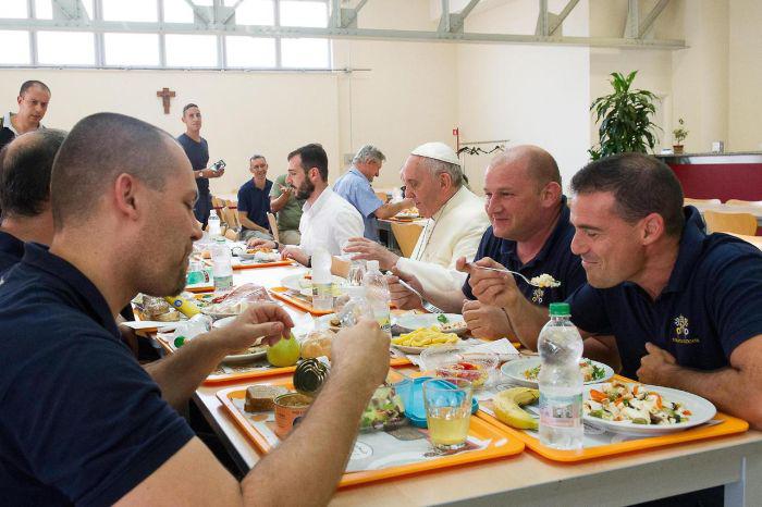 Pāvests Francisks ēd pusdienas... Autors: kaķūns 60+ interesanti foto ar aprakstiņiem #5