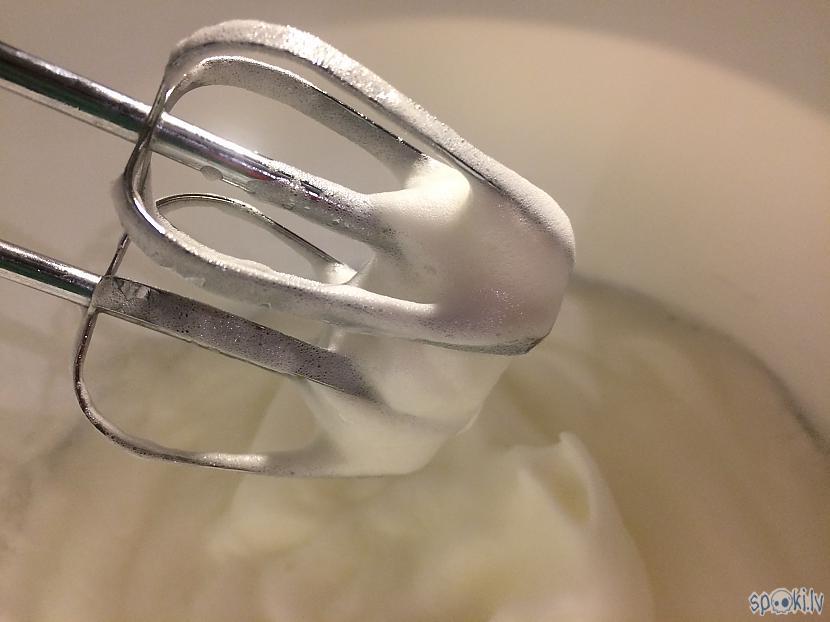 Olu baltumus sakuļ stingrās... Autors: KALENS Kad mājās nekā nav, izņemiet no ledusskapja saldo ruleti.