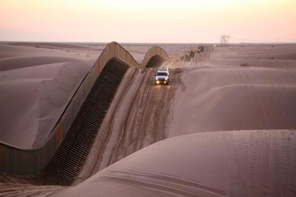 Metāla robežmūris Sonoras... Autors: Ciema Sensejs Robežu nešķērsot!