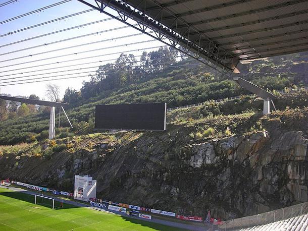 Kalnā izkaltais stadions Bragā... Autors: Ciema Sensejs Savdabīgie sporta laukumi