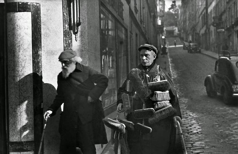 Slotu pārdevējsnbspMontmartre... Autors: Lestets Dzīve Parīzē pirms 80 gadiem