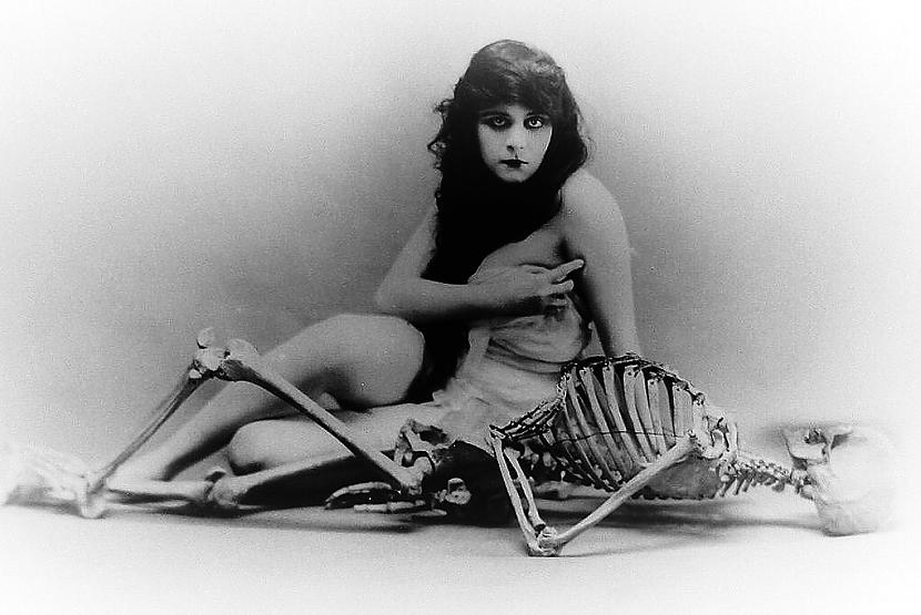 Tiescaroni pateicoties 1914g... Autors: Lestets Nāvīgā mīlestība - dejas ar sātanu