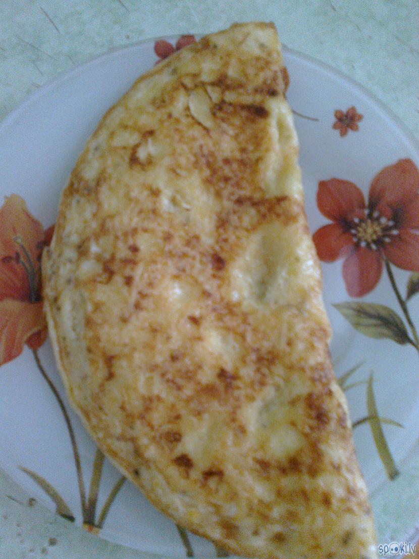 Pārloka omleti uz pusi liek uz... Autors: ezkins Omm... omm... omlete!
