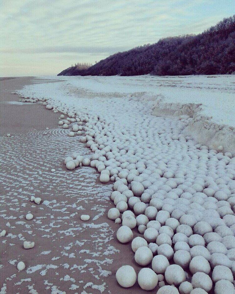Vietējos ir grūti ar kaut ko... Autors: Raziels Mīklaina dabas parādība - kā veidojas ledus bumbas