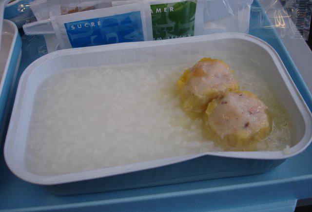 Air Chinaquot piedāvā zupu vai... Autors: Latvian Revenger Redzot šos ēdienos, ko pasniedz lidmašīnās, priecāsies, ka brauc ar mašīnu