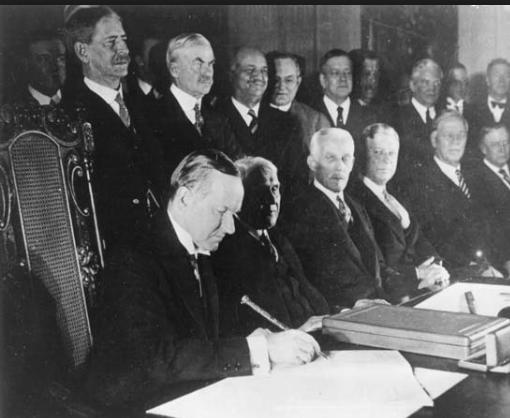 Kad 1928 gadā tika parakstīts... Autors: sisidraugs Pirmais politisko aizkulišu foto