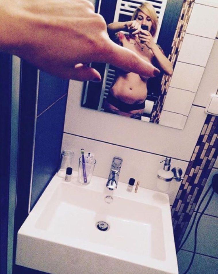  Autors: matilde 36 daiļavas izmēģināja jauno «Viena pirksta selfija» trendu. Lūk, rezultāts!