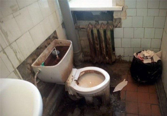 Un pat ar tualetes podu Uz... Autors: Emchiks Briesmīgākā slimnīca Krievijā