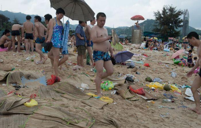 Cilvēki staigā pa scarono... Autors: Emchiks Briesmīgākā pludmale Ķīnā