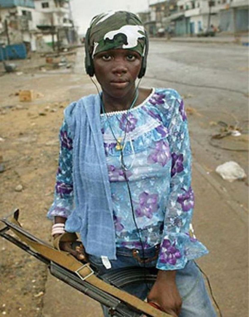  Autors: Viens Zeks Āfrikas partizānu formastērpi.