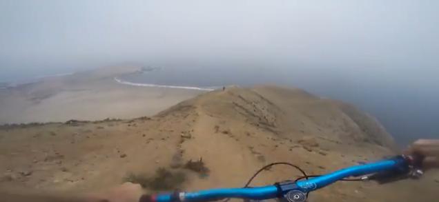  Autors: begimots52 Neticams skats, riteņbraucēji brauc pa lielu kalnu lejā Peru.