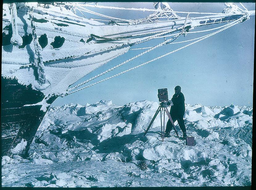 Franks Hurlijs fotografē pie... Autors: Lestets Britu Transantarktīdas ekspedīcija 1914.-1917.g.