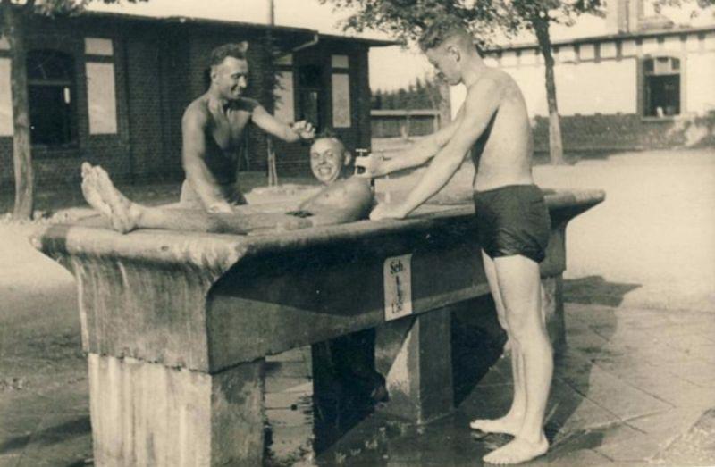 Vācu karavīri mazgā savu... Autors: Lestets Esi tīrs! Kā mazgājās 2. pasaules kara laikā