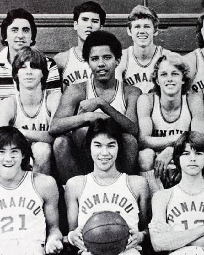 Baraks Obama skolas basketbola... Autors: Syder 30 vēsturiskas fotogrāfijas, kurās slaveni cilvēki atklāsies citā gaismā...