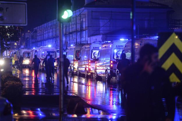 Tika ziņots ka uzbrucējs esot... Autors: Syder Jaunā gada svinības pārvēršas par slaktiņu Stambulā, naktsklubā.