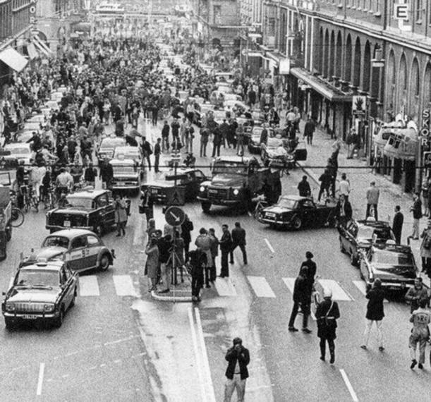 1967 gadā Zviedrija pārgāja uz... Autors: 100 A 25 attēli, kas liek paskatīties uz dzīvi no citas puses.